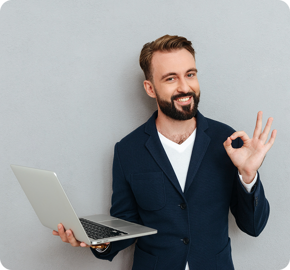 Freundlicher Mann mit Laptop zeigt Handzeichen für Qualität: Symbolbild für Transparenz, Vertrauen und geprüfte Inhalte bei remus health.