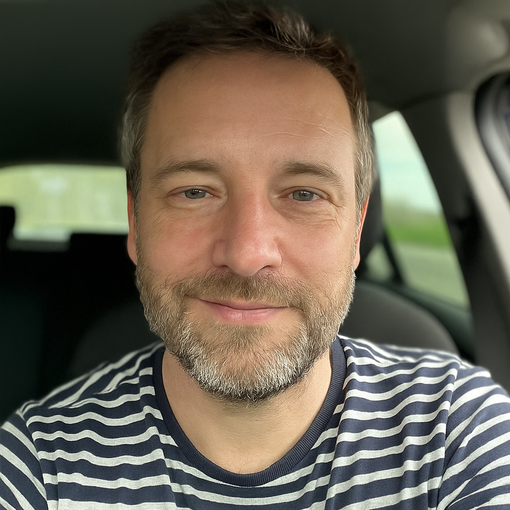 Philipp H., 49 Jahre, Selfie im Auto mit leichter Unschärfe. Er berichtet über seine persönliche Erfahrung mit der Testosterontherapie bei Remus Health und beschreibt, wie sie seinen Alltag verbessert hat.