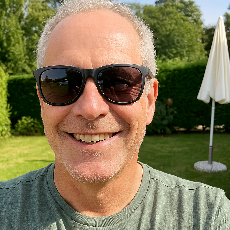Peter W., 60 Jahre, entspanntes Selfie mit Sonnenbrille im Garten. Das Foto wirkt wie ein Urlaubsschnappschuss und unterstreicht seine positive Erfahrung mit der Testosterontherapie bei Remus Health.