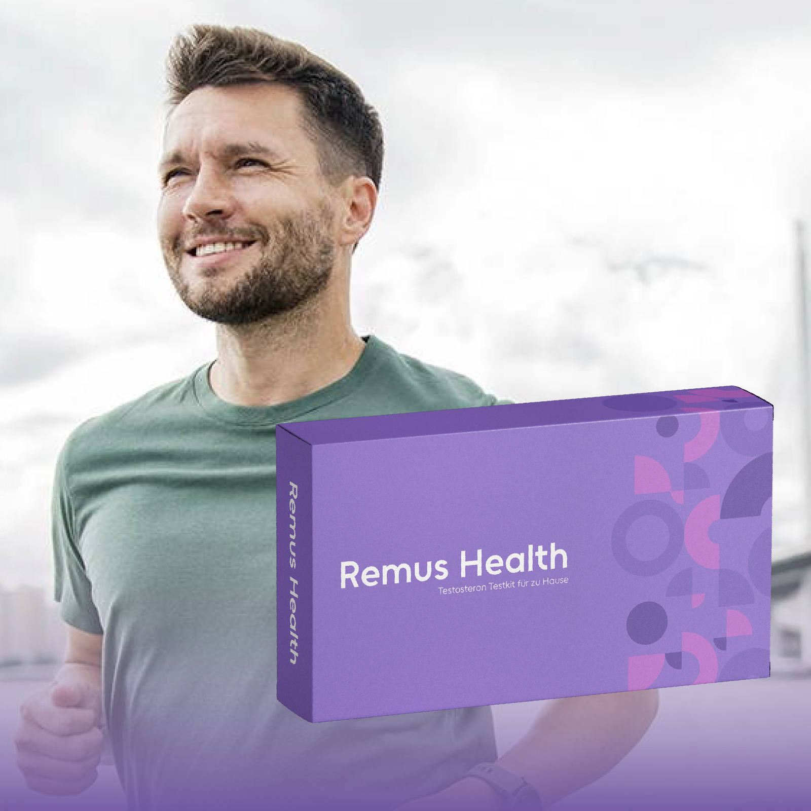 Gesunder Mann joggt und hält die Remus Health Testosteron Test Box für zuhause – einfache Möglichkeit, den Hormonstatus zu prüfen.